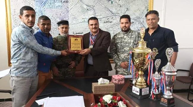 الداؤودي ..يكرم اللاعبين الحائزين على بطولة سباق إختراق الضاحية بنادي شباب المنصورة الرياضي