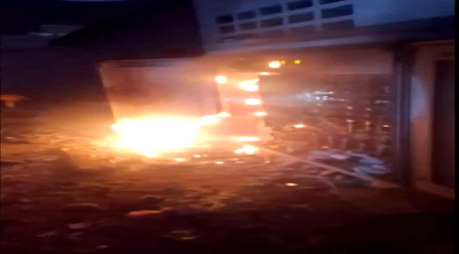 احتراق محول كهربائي في منطقة صلاح غرب عدن 