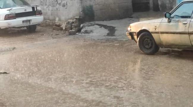 هطول أمطار متوسطة على مدينة المكلا...(صور)