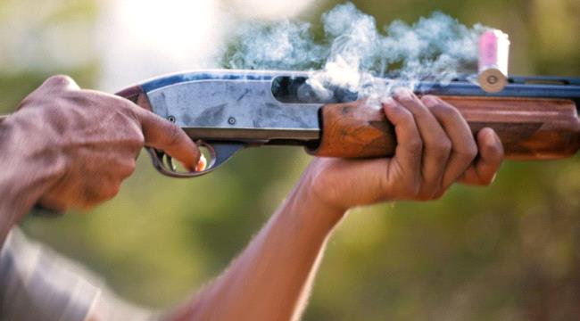 جريمة بشعة تهز اليمن.. مسلح يقتل أمه وشقيقته ويصيب 2 آخرين