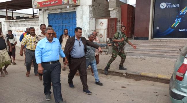 مدير عام المنصورة يدشن العمل بإعادة تأهيل قنوات تصريف مياه الأمطار 
