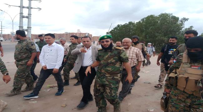 القائد كمال الحالمي يقود مهمة أمنية لمكافحة المسلحين بجعولة وإزالة العشوائي بالحسوة