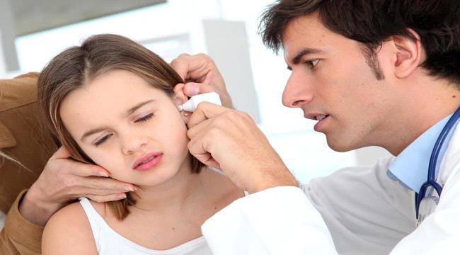 طرق تسكين "ألم الأذن" عند الأطفال في المنزل
