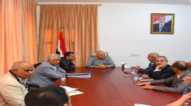 محافظ تعز يوجه باتخاذ الإجراءات القانونية لحصر وإزالة مخالفات البناء في الأماكن والشوارع العامة 
