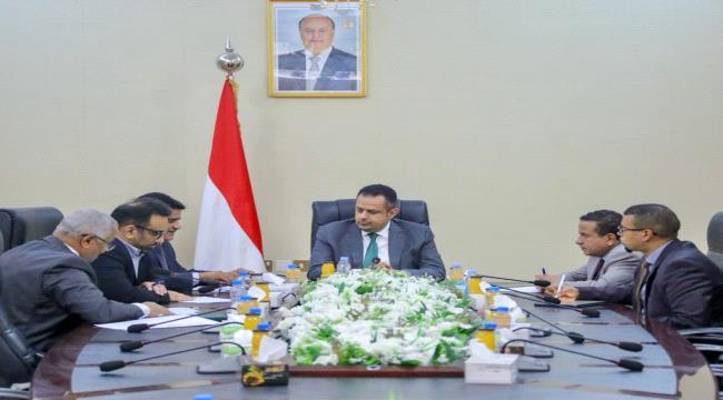 رئيس الحكومة اليمنية يشدد على ضرورة تنسيق الجهود لتنفيذ قرار المشتقات النفطية