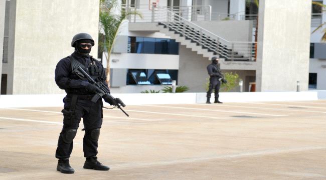 فتاتان تستدرجان رجلاً وتصورانه في أوضاع مخلة