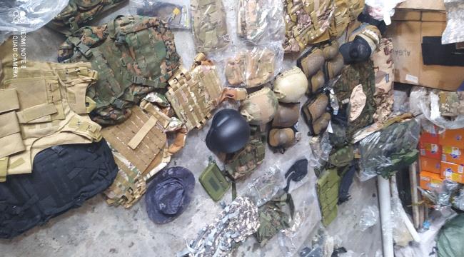بالصور.. ضبط معدات عسكرية في جمرك المنطقة الحرة عدن