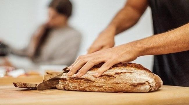 حيلة بسيطة تعيد الخبز القديم طازجاً