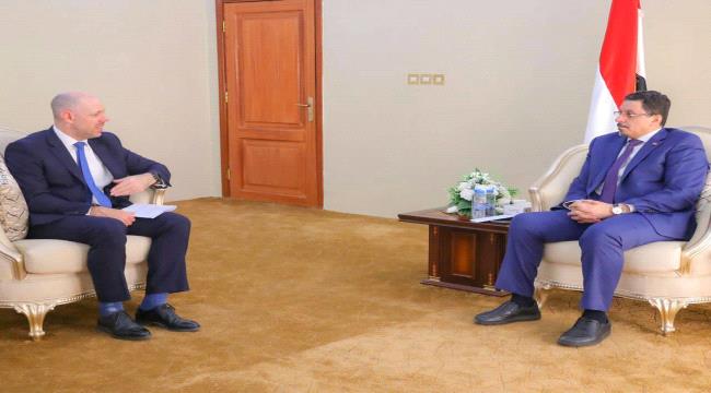 الوزير بن مبارك يناقش مع السفير البريطاني التطورات في اليمن والتصعيد الحوثي في المنطقة 