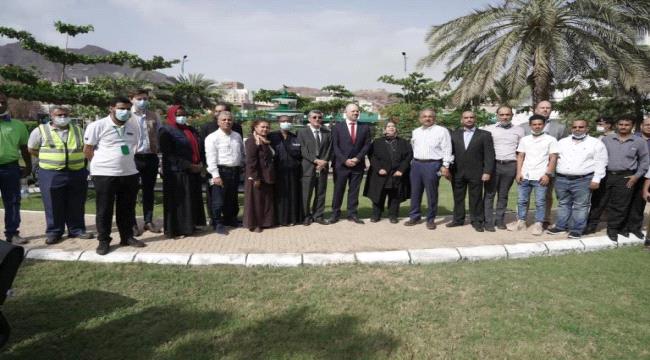 السفير البريطاني يزور عدد من الشركات بعدن ويطلع على عمليات الإنتاج 