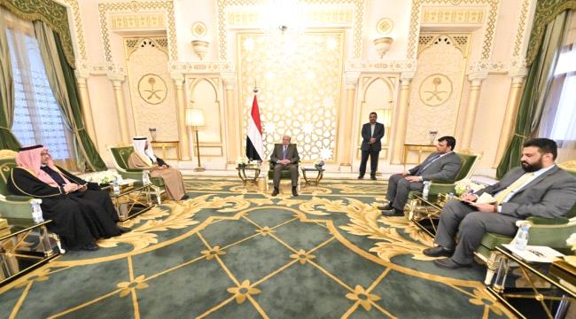 دعم الاقتصاد و اتفاق الرياض والجهود العسكرية.. على طاولة الرئيس اليمني و مجلس التعاون الخليجي