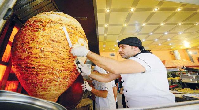 مطعم سوري بليبيا يحضر سيخ شاورما بوزن 600 كيلوجرام