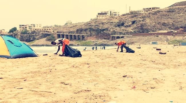 تنظيف ورفع المخلفات في الساحل الذهبي بعدن