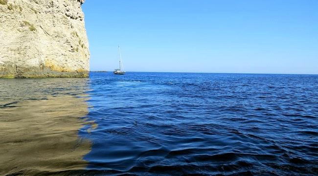 وفاة زوجين اصطدم قاربهما السريع بصخرة