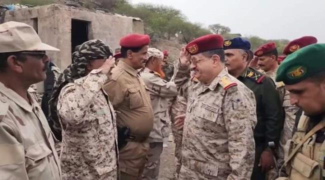 وزير الدفاع يجري زيارة تفقدية للوحدات العسكرية في جبهات محافظة الضالع