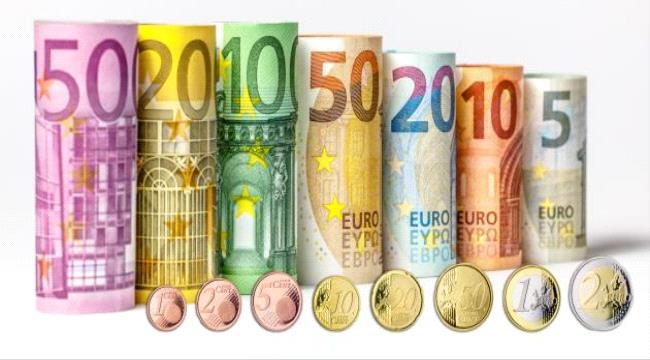 سعر صرف اليورو يعادل سعر صرف الدولار لأول مرة منذ عام 2002