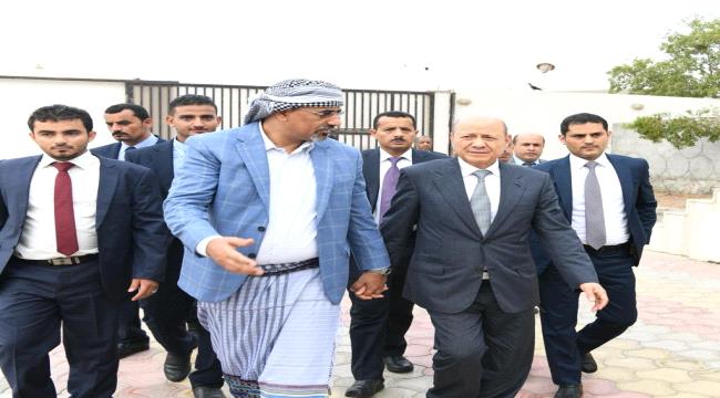 العليمي يغادر عدن صوب السعودية