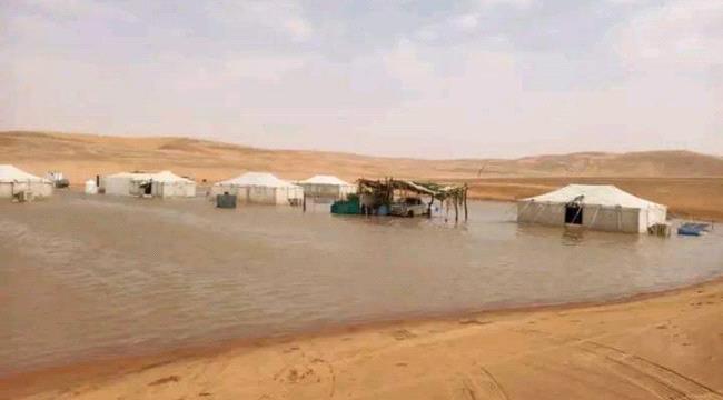 مياه السيول تجرف مخيمات النازحين في مأرب اليمنية