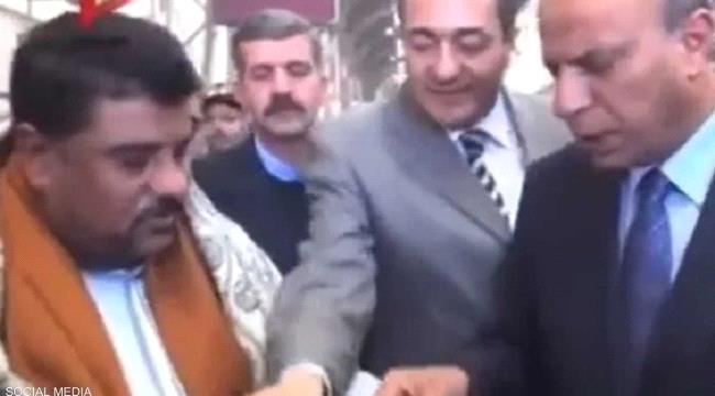 شاهد..مصري يخرج الأفيون بدل التذكرة أمام مدير الأمن