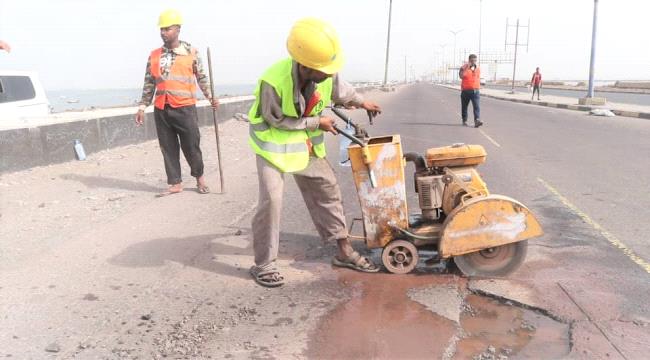 الفرق الفنية تُباشر أعمال صيانة الخط البحري في عدن