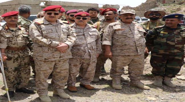 وزير الدفاع يتفقد المُقاتلين في الجبهات الشرقية بتعز 