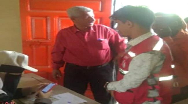 مدير عام زنجبار يدشن صرف الحوالات النقدية لـ (149) من صيادي قرية الشيخ عبدالله