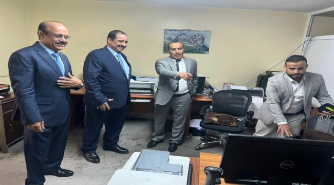 وزير الداخلية يتفقد سير العمل في مركز الإصدار الالي للجوازات بالسفارة اليمنية بعمّان   