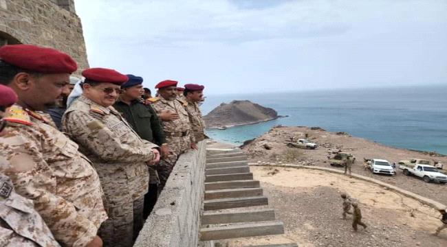 المقدشي يتفقد الوحدات العسكرية في محور باب المندب