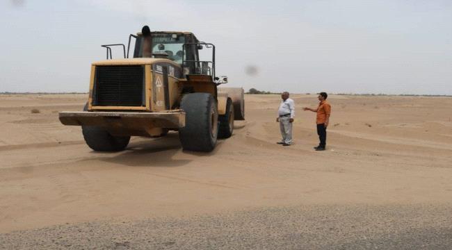 لحج.. إستمرار إزاحة الرمال من خط الحسيني