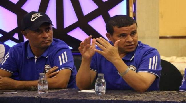 مدرب منتخب الشباب يجتمع باللاعبين ويشدد على الانضباط وتنفيذ التعليمات