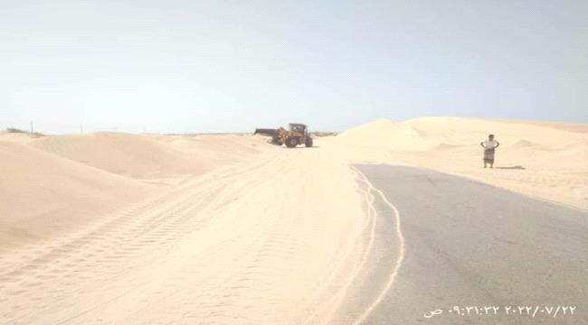 الفرق الفنية تواصل أعمال إزاحة الرمال في شبوة