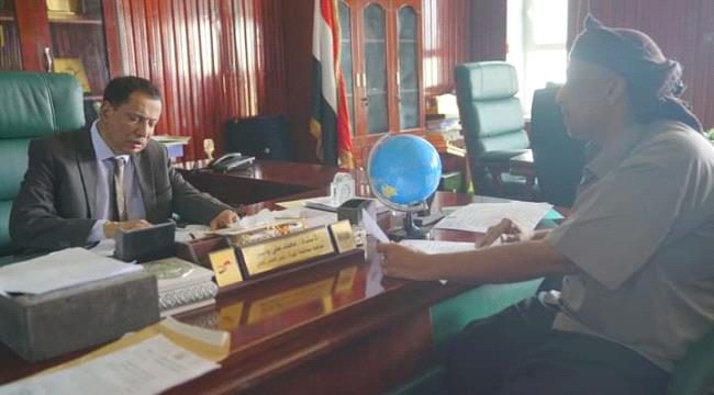 محافظ المهرة يلتقي مدير فرع صندوق الرعاية الإجتماعية ويوجه بترميم مبنى الصندوق 