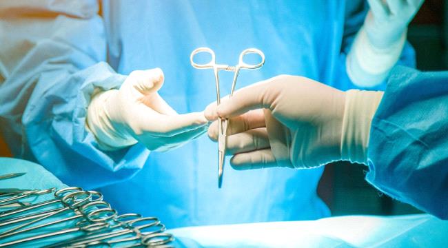 أصابوه بالعمى.. السجن لطبيبين ارتكبا خطأ طبياً
