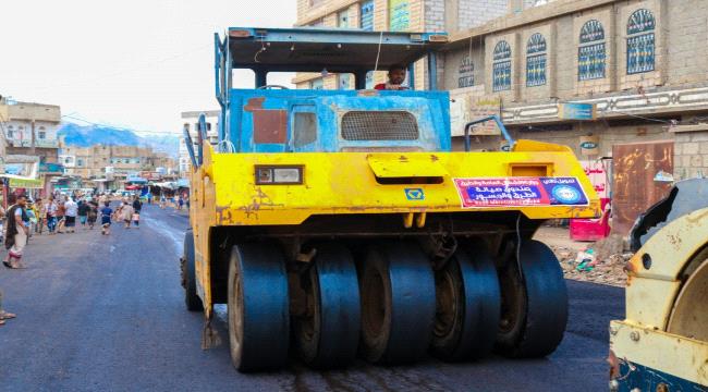 أعمال سفلتة يشهدها الشارع الرئيسي لمدينة قعطبة في الضالع