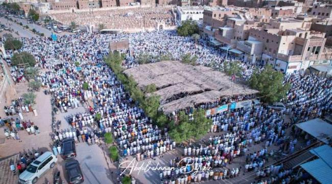 عشرات الالاف يشيعون جثمان العلامة والمفكر أبوبكر المشهور بموكب غير مسبوق في تريم