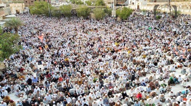 صورة.. تريم تشيع جثمان العلامة الشيخ أبو بكر العدني 