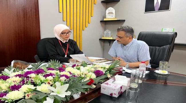 لقاء يجمع محافظ العاصمة عدن بمدير مستشفى الصداقة