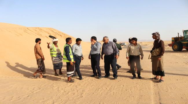 شبوة..فريق هندسي من عدن يطلع على إزاحة الرمال بخط عتق العبر