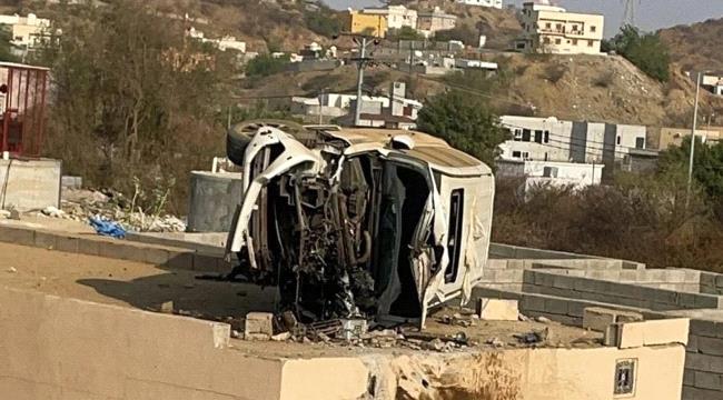 حادث مروري عجيب.. سيارة تعتلي سطح منزل في السعودية
