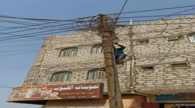 عدن..كهرباء المنطقة الثانية تقوم بإجراءات رادعة لإزالة الربط العشوائي 