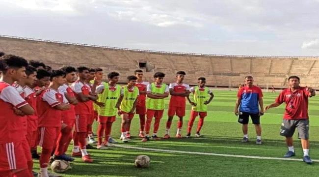 الكابتن قيس يحث لاعبي المنتخب الوطني للناشئين على الاستفادة من اي خطأ والتحلي بالروح الانتصارية