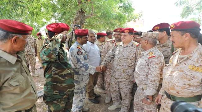 وزير الدفاع يتفقد الكلية الحربية ومعهد الشهيد الثلايا لتأهيل القادة في عدن