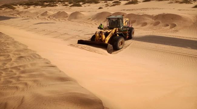 بدء إزاحة الرمال من الخط الدولي النقبة بئر علي في شبوة