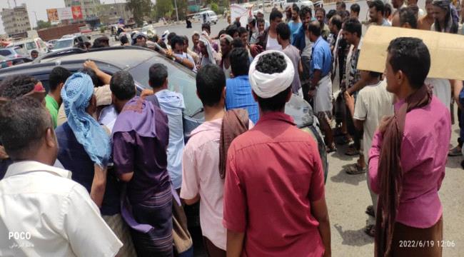 سائقي النقل الثقيل يقطعون طريق رئيسي بعدن للمطالبة بتغيير النقابة