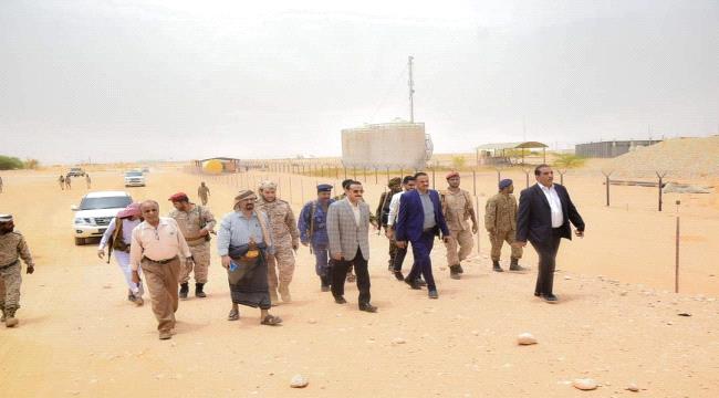 المحافظ بن الوزير يزور حقل عياذ النفطي ويتفقد سير العمل الاستئنافي بالمنشآت السطحية في شبوة