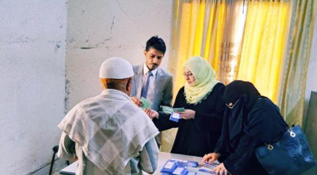 الصياد والشاجري يدشنان صرف الكروت لمستفيدي الحوالات النقدية الطارئة الغير مشروطة بعدن
