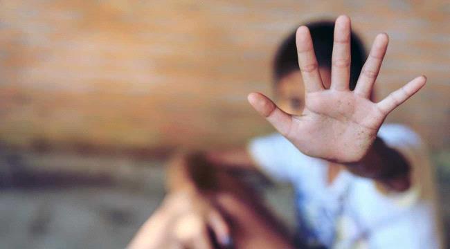 يمني يجبر طفله على شرب ماء مغلي حتى تقطعت أمعاؤه