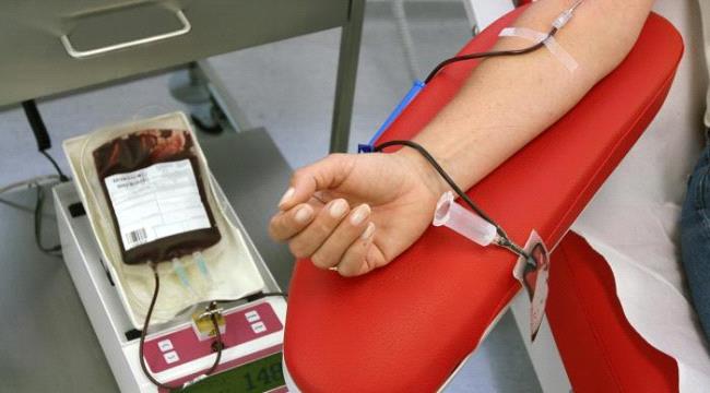 يرفض التبرع بدمه بعد أن سؤاله "هل هو حامل؟"