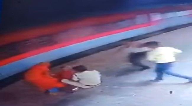 فيديو.. شرطي ينقذ امرأة مسنة من الموت