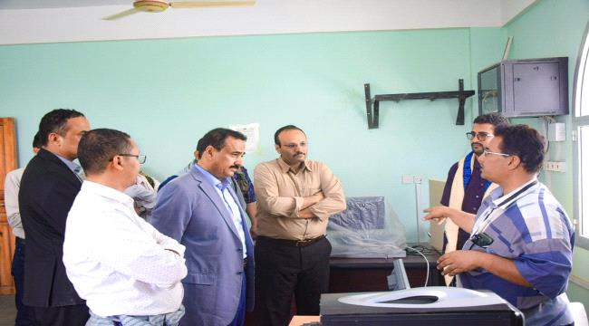 المحافظ بن الوزير يطلع على سير العمل في مصلحة الضرائب بشبوة
